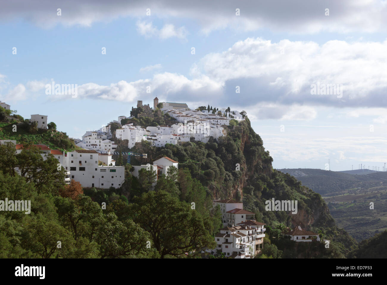 Le village de montagne typique blanchi à la chaux de Casares, la province de Malaga, Andalousie, espagne. Banque D'Images