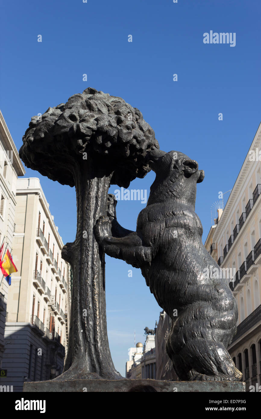 La Puerta del Sol, Madrid, Espagne. Statue de l'ours et l'arbousier - El oso y el madroño Banque D'Images