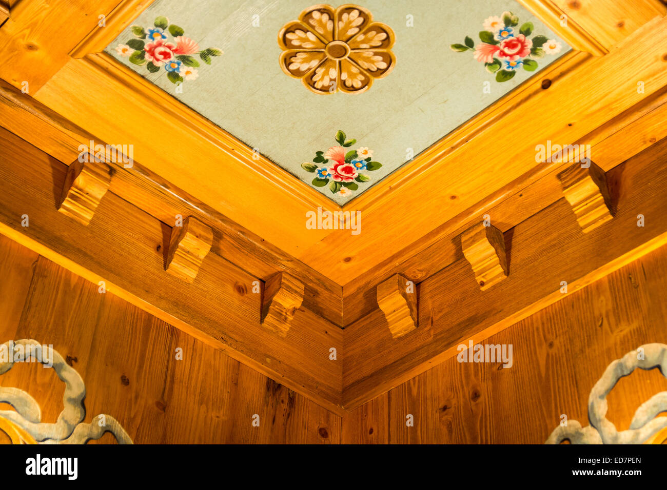 Plafond en bois peint sculpté Banque D'Images