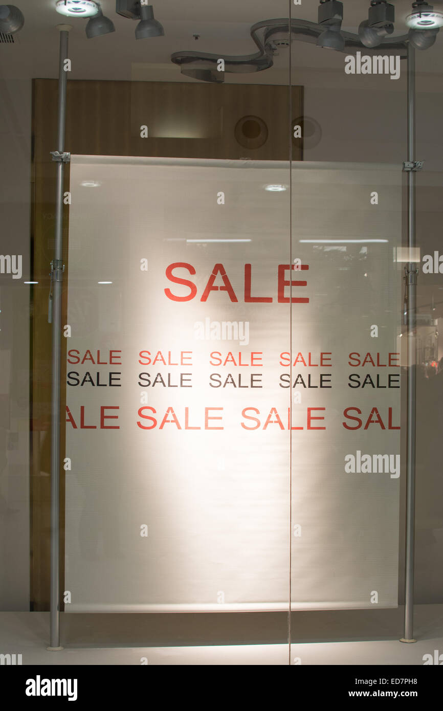 Vente sign in shop centre commercial intérieur de la fenêtre Banque D'Images