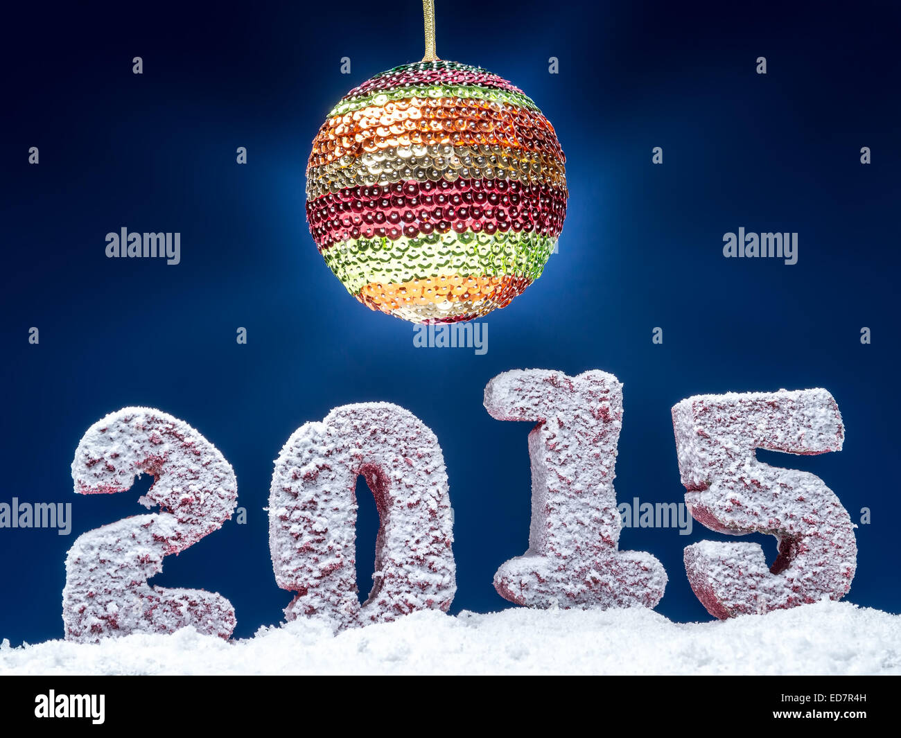 Nouvel An 2015 givré chiffres et balle glistering sur fond bleu foncé Banque D'Images