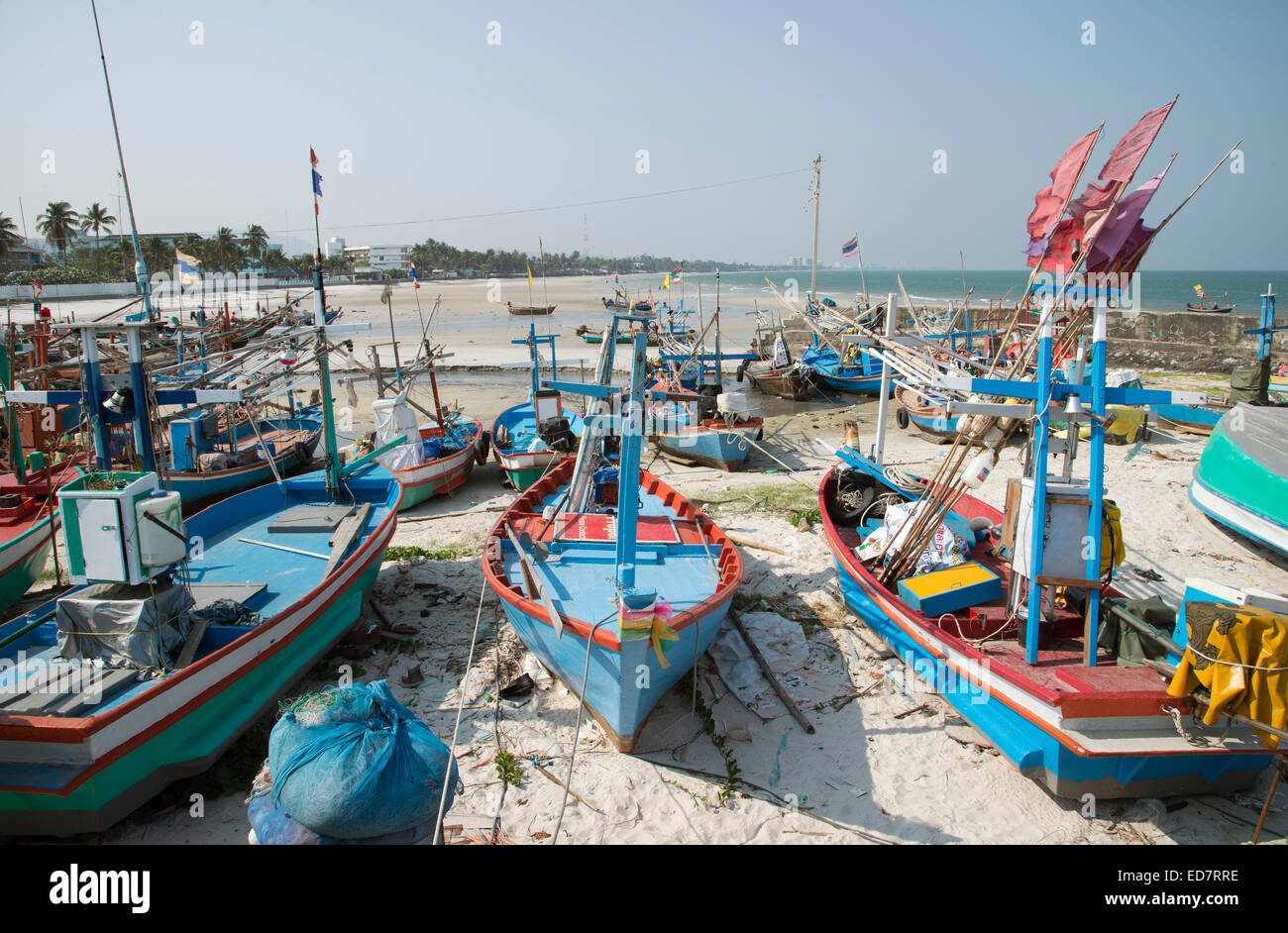 Bateaux de pêche sur la plage de Hua Hin Thaïlande Asie Banque D'Images