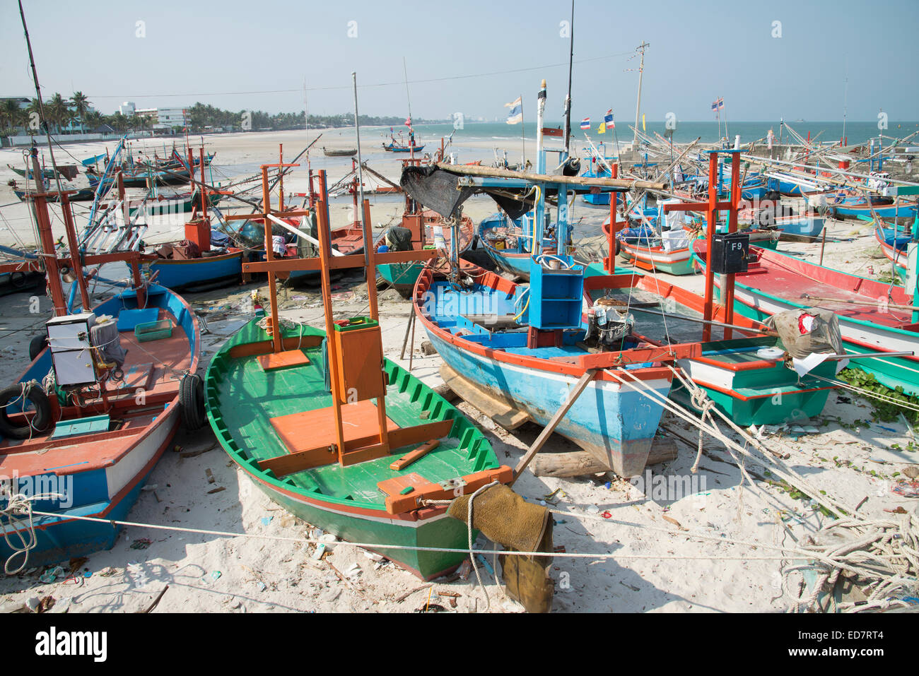 Bateaux de pêche sur la plage de Hua Hin Thaïlande Asie Banque D'Images
