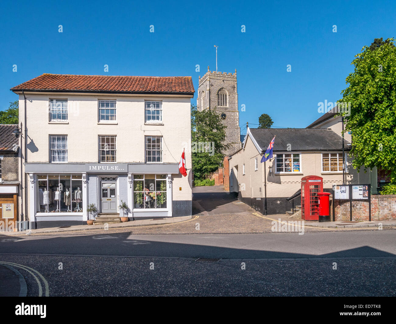 Une partie de la colline du marché avec l'église de St Michel dans l'arrière-plan, Framlingham, dans le Suffolk. Banque D'Images