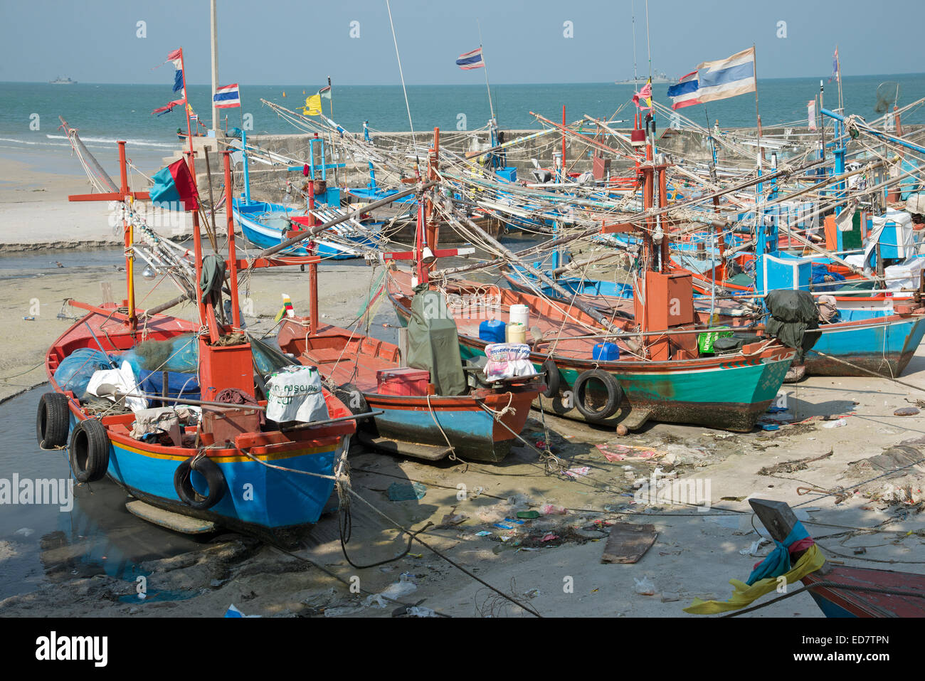 Bateaux de pêche sur la plage de Hua Hin Thaïlande Asie Banque D'Images