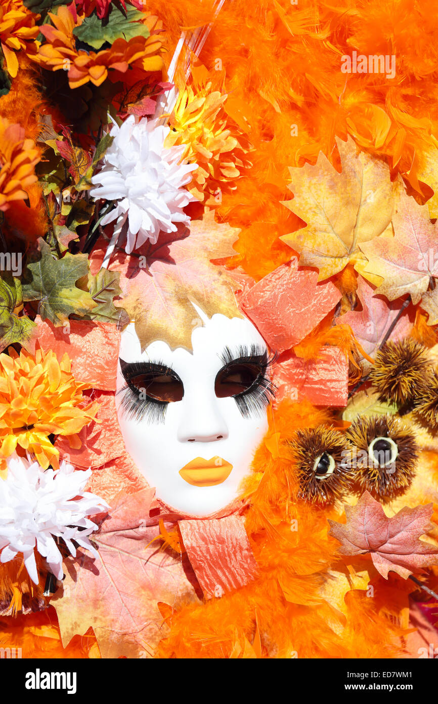 Un masque orange inspirée par l'automne exposées lors du traditionnel carnaval de Venise, Italie (édition 2014) Banque D'Images