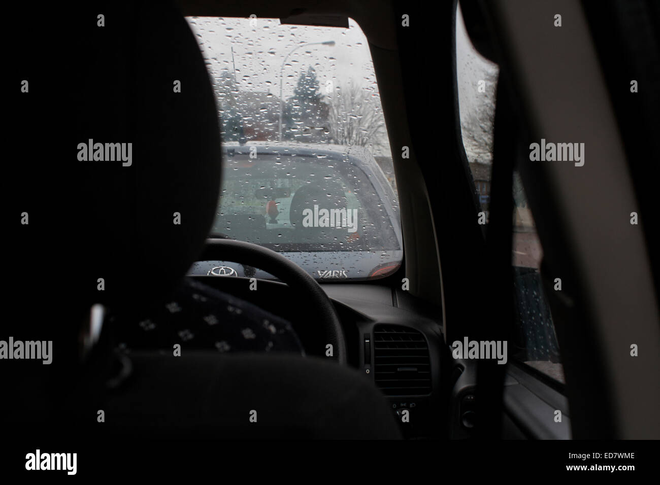 Assis dans le siège arrière d'une voiture sur l'humide Matin école dirigée au Royaume-Uni Banque D'Images
