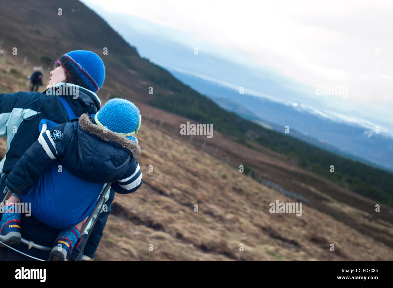 Des femmes portant des bébé en porte-bébé sur une colline à pied dans la région de Highlands écossais Banque D'Images