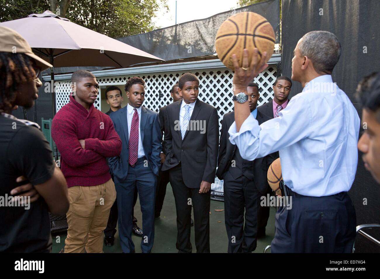 Le président américain Barack Obama s'adresse à un groupe de personnes sur le terrain de basket à la Maison Blanche, le 14 octobre 2014 à Washington, DC. Banque D'Images