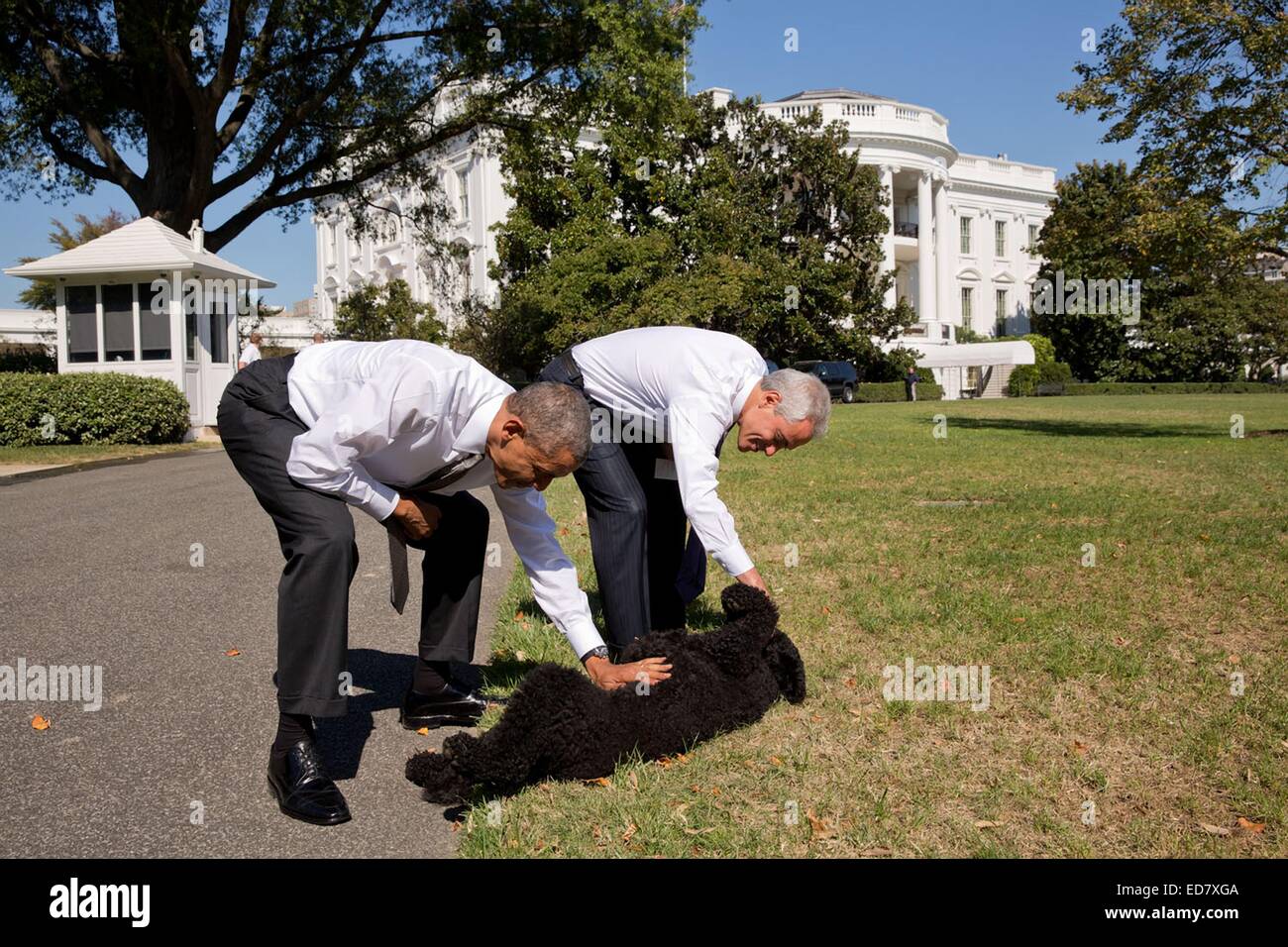Le président américain, Barack Obama, ancien chef de cabinet du maire de Chicago, Rahm Emanuel et stop pour chien Sunny sur la pelouse Sud de la Maison Blanche le 6 octobre 2014 à Washington, DC. Banque D'Images