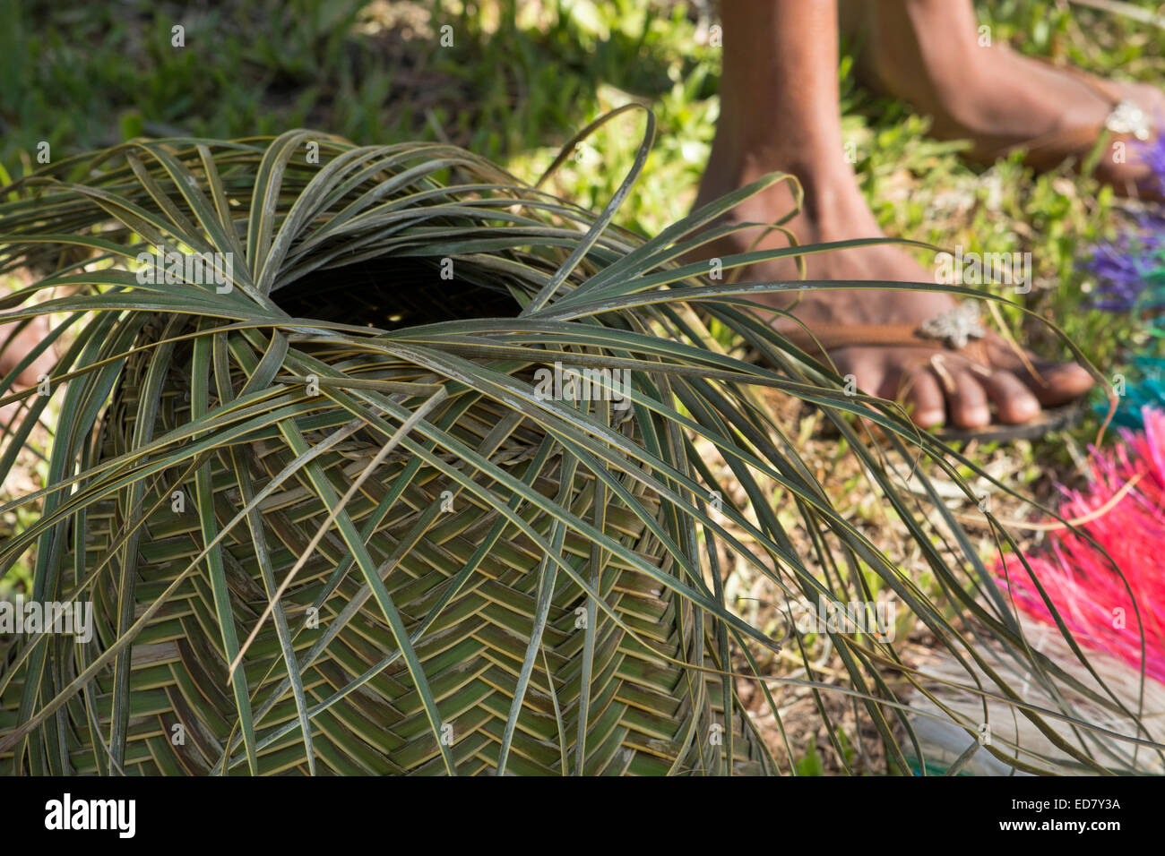 En Mélanésie, la Papouasie-Nouvelle-Guinée, l'île de Dobu. Paille tissée main panier de souvenirs. Banque D'Images