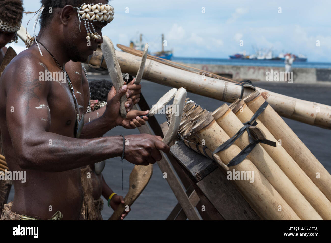 La Mélanésie, Îles Salomon, l'île de Guadalcanal, capitale de Honiara.  Bienvenue Village band Photo Stock - Alamy