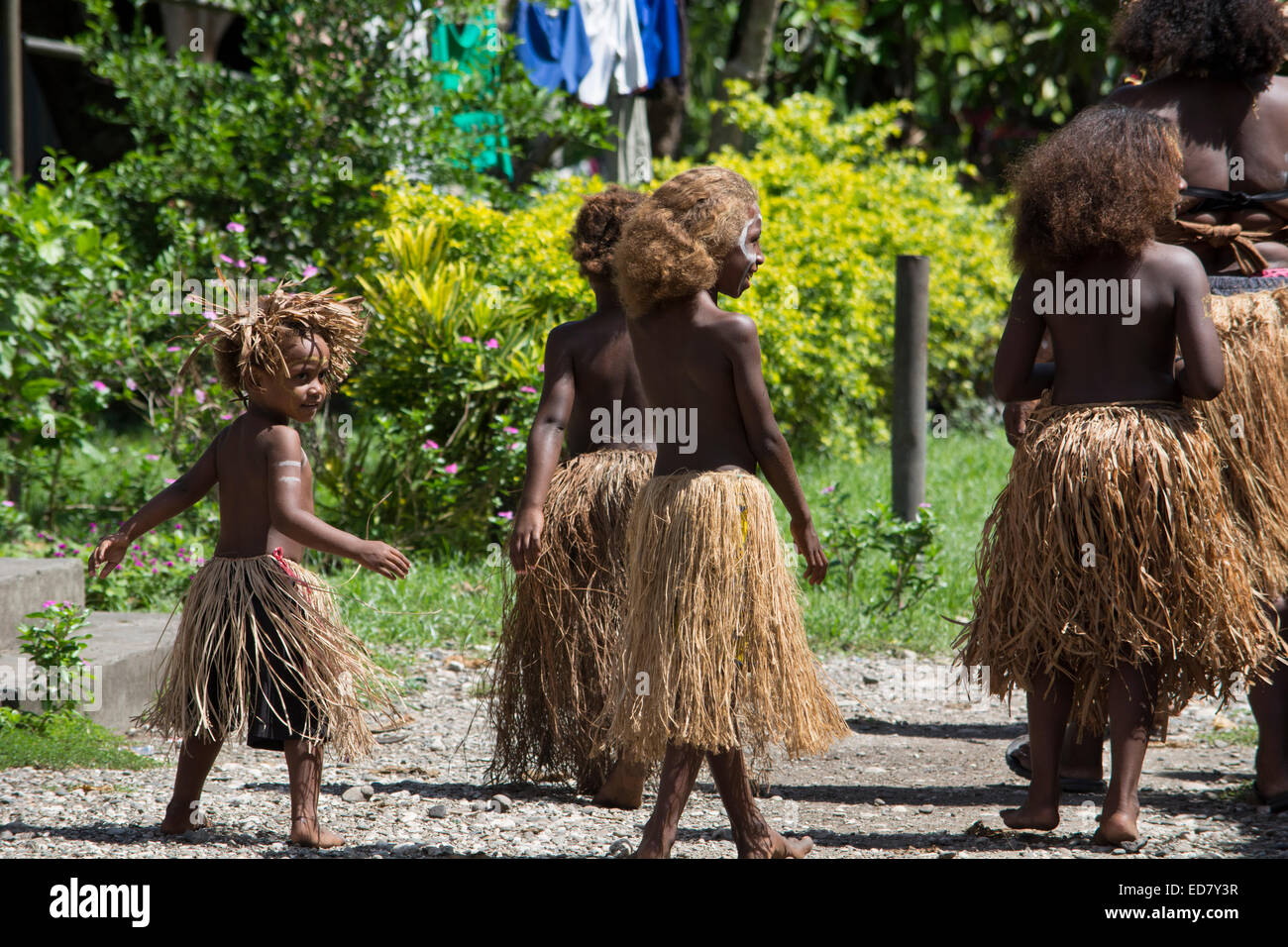 La Mélanésie, Îles Salomon, l'île de Guadalcanal, capitale de Honiara.  Kakabona Village culturel. Les jeunes filles Photo Stock - Alamy