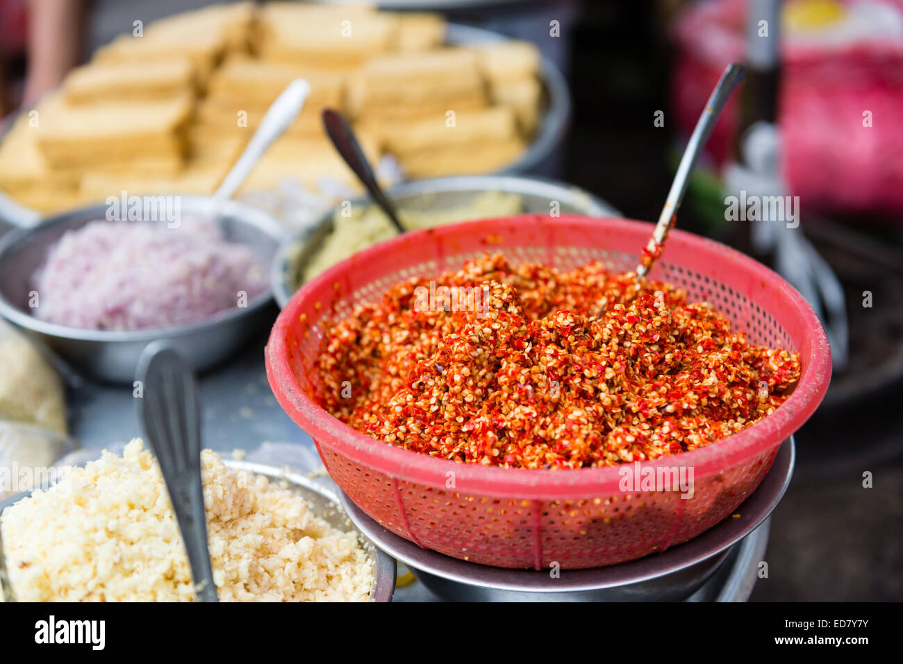 Pâte de piment à street market stall à Saigon Banque D'Images