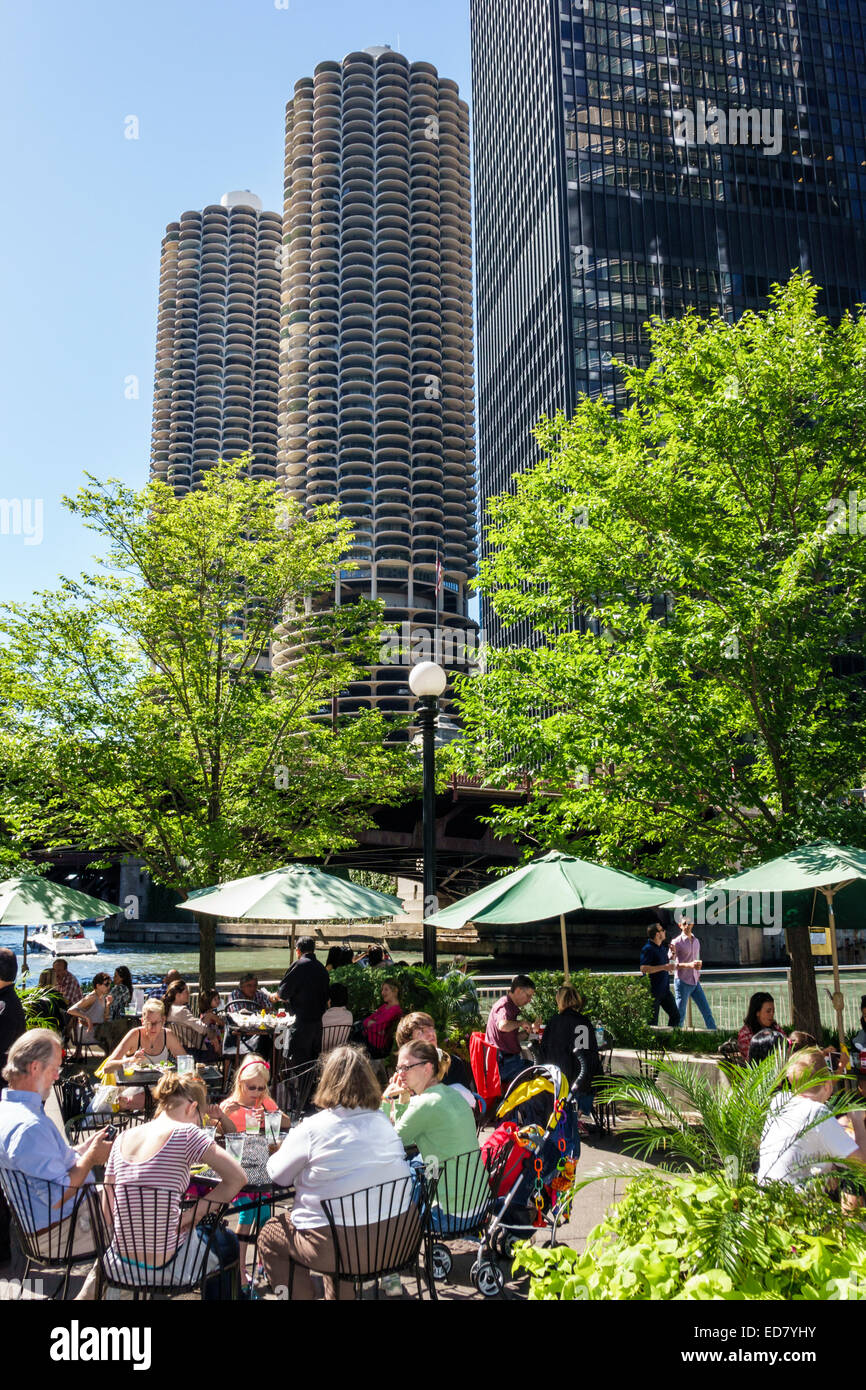 Chicago Illinois, Chicago River, centre-ville, Marina City, horizon de la ville, gratte-ciel, O'Brien's Riverwalk Cafe, restaurant restaurants repas café, al Banque D'Images