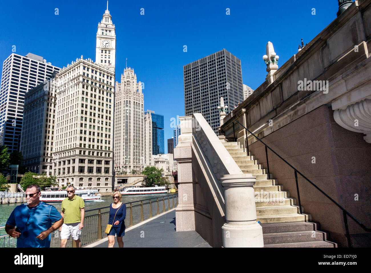 Chicago Illinois, Chicago River, centre-ville, Wrigley bâtiment, horizon de la ville, gratte-ciel, Riverwalk, résidents, marche, IL140906113 Banque D'Images