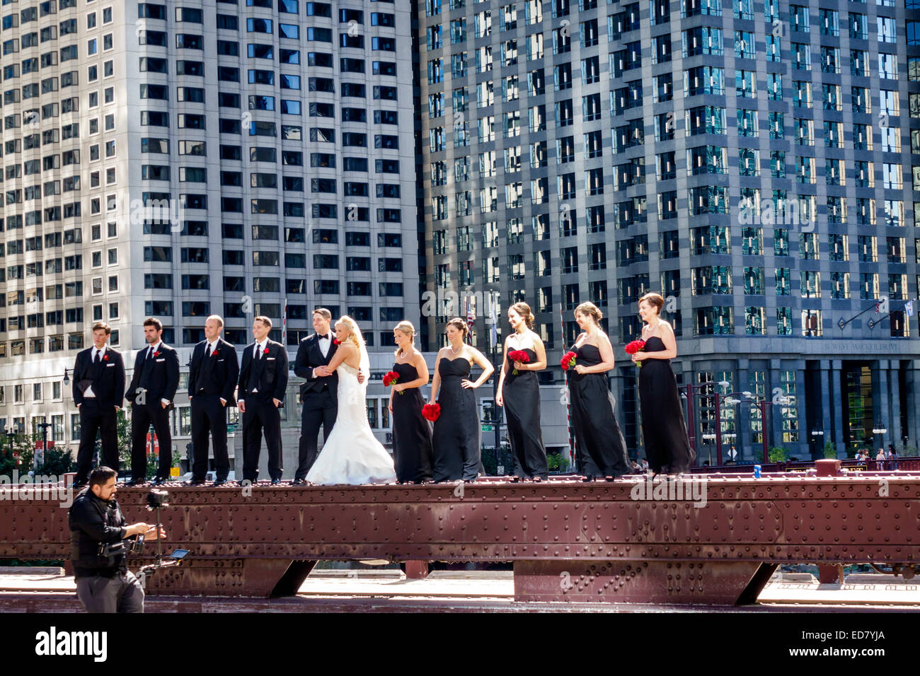 Chicago Illinois,North Wabash Avenue Bridge,mariage party,marié,mariée,groommen,bridesmaids,posant,centre-ville,gratte-ciel,bâtiments,visiteurs Voyage de travail Banque D'Images