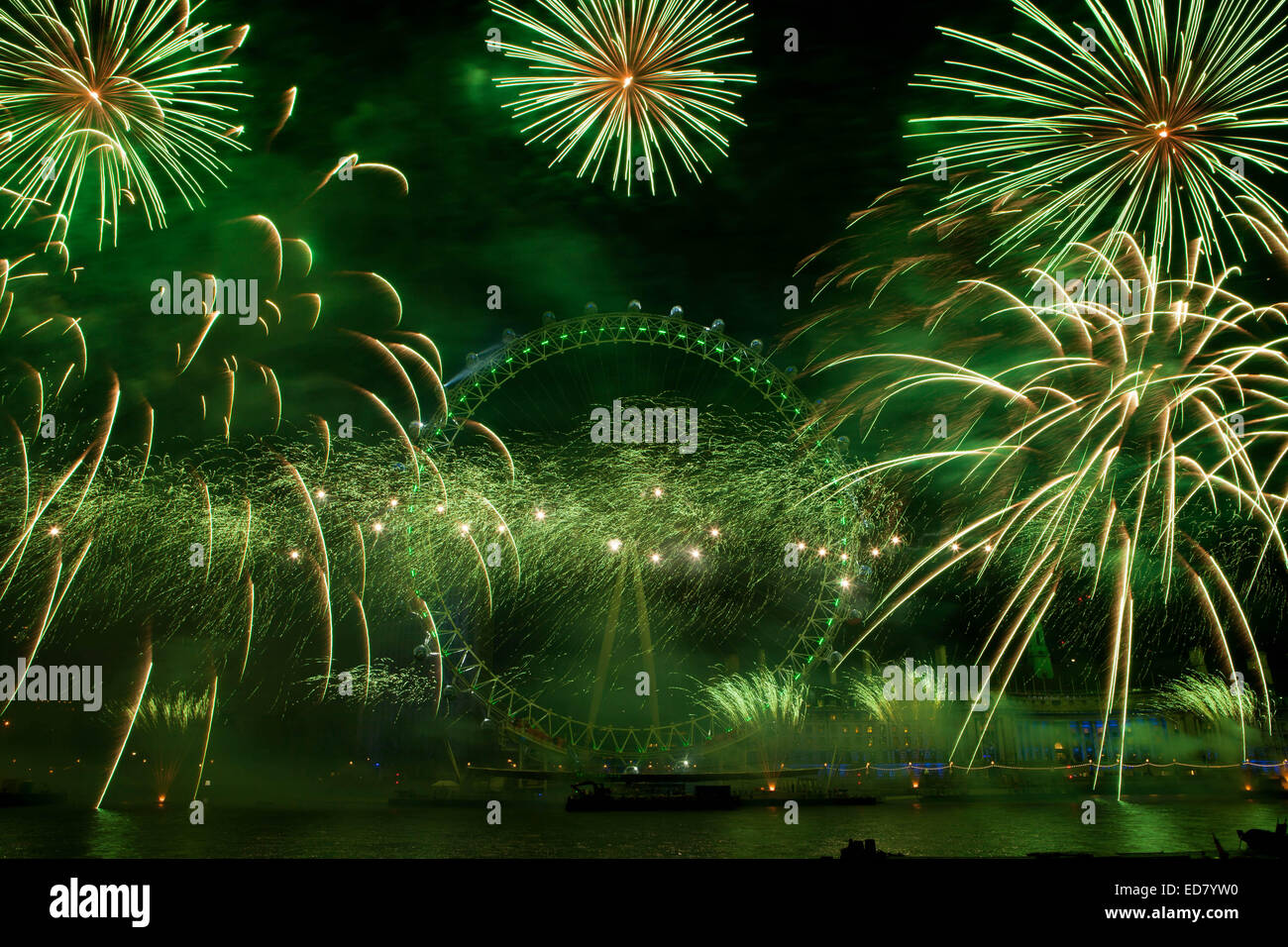 Le centre de Londres, UK 1 Janvier 2015 pyrotechnie artifice du London Eye inaugure une nouvelle année à célébrer la nouvelle année avec l'assemblée annuelle d'artifice Crédit : Richard Soans/Alamy Live News Banque D'Images