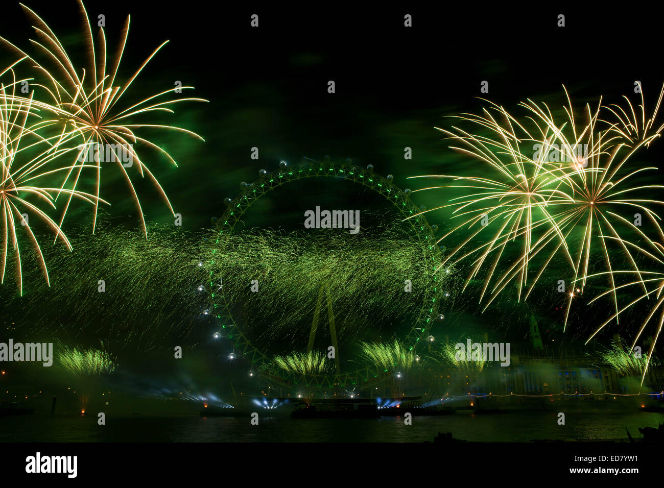 Le centre de Londres, UK 1 Janvier 2015 pyrotechnie artifice du London Eye inaugure une nouvelle année à célébrer la nouvelle année avec l'assemblée annuelle d'artifice Crédit : Richard Soans/Alamy Live News Banque D'Images