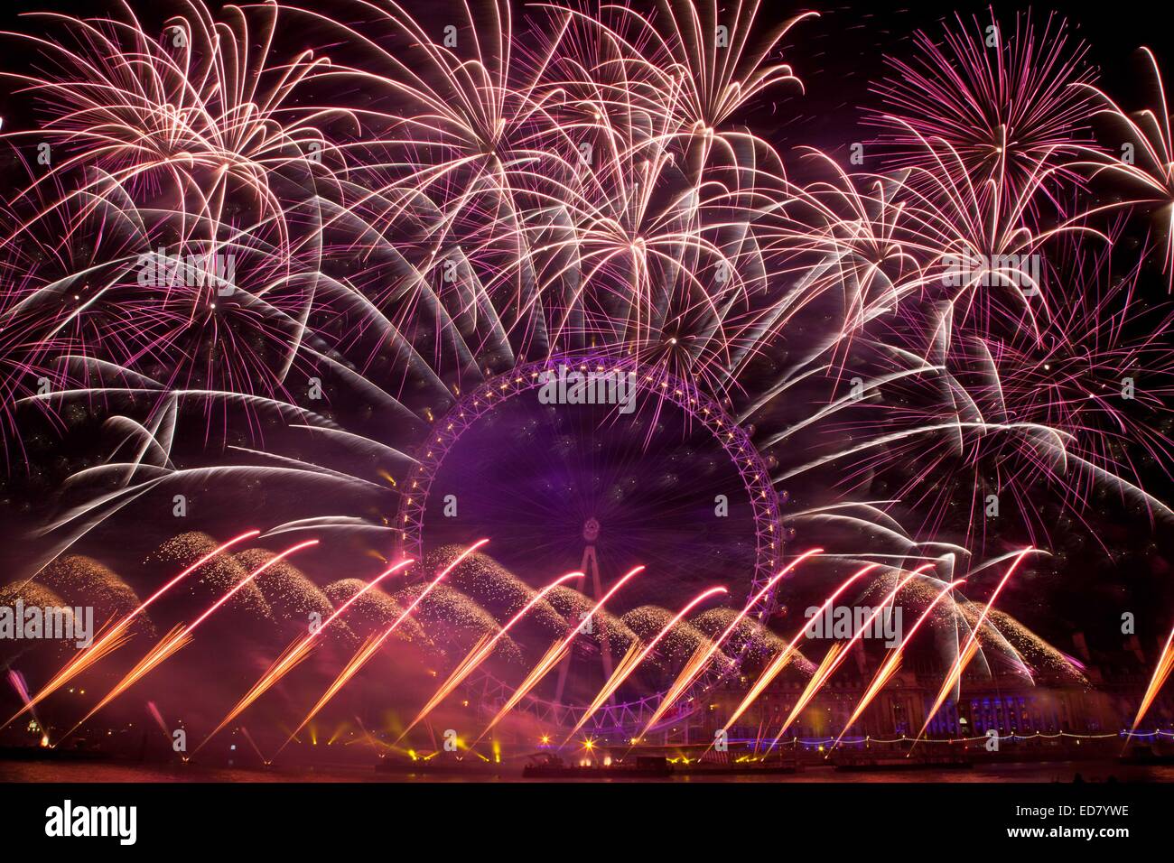 Londres, Royaume-Uni. 1er janvier 2015. Londres a accueilli en 2015 avec un grand feu d'artifice. London's NYE 2014 d'artifice ont été émis pour la première fois avec 100 000 détenteurs de billets payants autorisés à regarder la célébration annuelle d'une zone clôturée. Credit : Nelson Pereira/Alamy Live News Banque D'Images