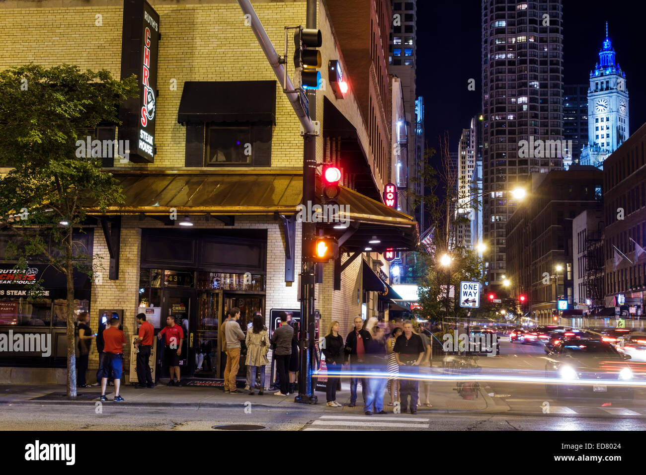 Chicago Illinois, River Water North, centre-ville, North Dearborn Street, vie nocturne nocturne nocturne après la tombée de la nuit, bâtiments, les visiteurs voyage touristique Banque D'Images