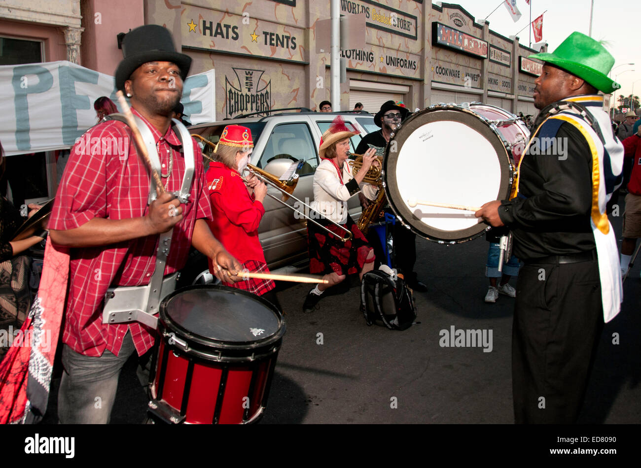 Les participants à la Procession annuelle de toutes les âmes, l'honneur du défunt à Tucson, Arizona, USA. Banque D'Images