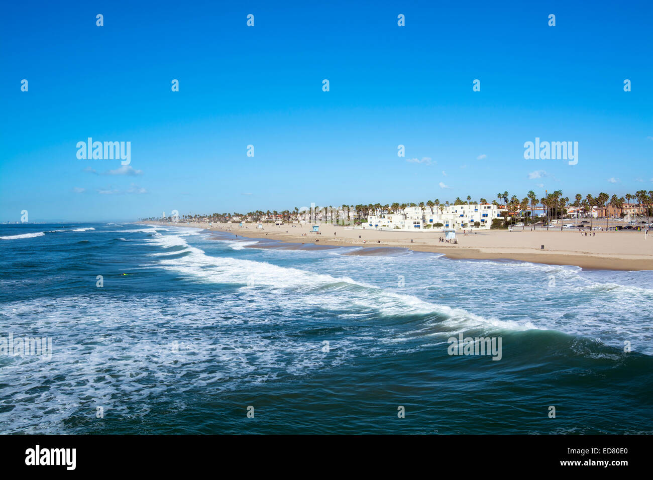 Un panorama de la côte et de la plage de sable fin à Huntington Beach, Californie. Banque D'Images