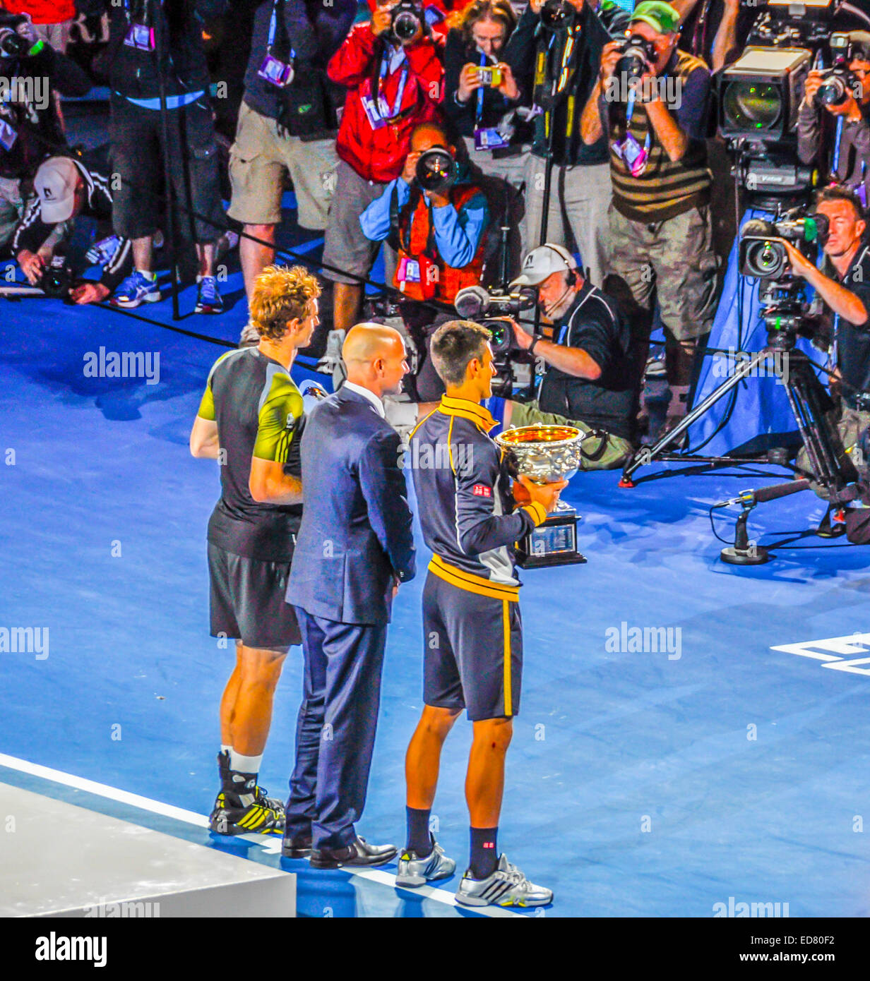 Novak Jokovic et Andy Murray et Andre Agassi en finale novak vainqueur de la coupe avec des photographes gagnant 2014 Banque D'Images