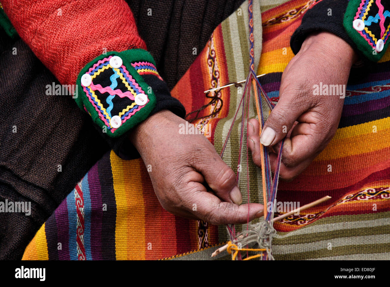 Femme Indienne Quechua textile tissage, Chinchero, vallée de l'Urubamba, au Pérou Banque D'Images