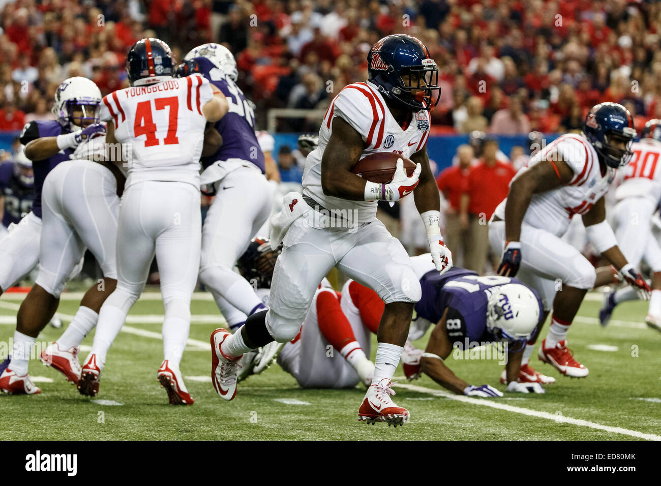 31 décembre 2104 : Ole Miss rebelles d'utiliser de nouveau j'Tavius Mathers (5) exécute la balle pendant la Chick-fil-A Peach Bowl entre le TCU Horned Frogs et les rebelles Ole Miss au Georgia Dome à Atlanta, GA. Les grenouilles Cornu a défait les rebelles 42-3. Banque D'Images