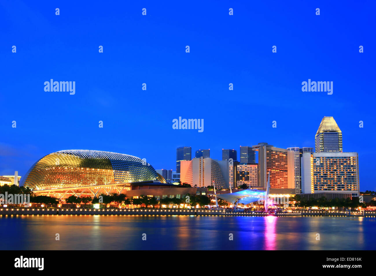 Gratte-ciel de Singapour Esplanade au crépuscule Banque D'Images