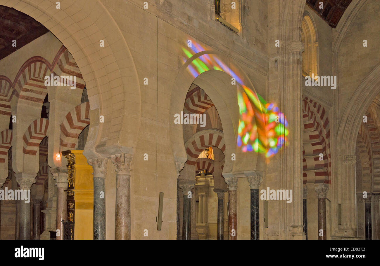 CORDOBA Andalousie Espagne Cathédrale Mosquée INTÉRIEUR AVEC LES COULEURS D'UN VITRAIL PROJETÉE SUR UN MUR Banque D'Images