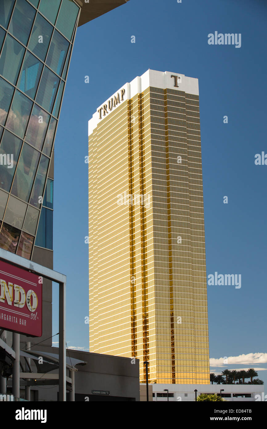 Trump Tower à Las Vegas, Nevada, USA, probablement la plus insoutenable de la ville dans le monde, il utilise de grandes quantités d'eau au milieu d'un désert et de vastes quantités d'énergie pour alimenter cette plus prodigue des villes. Banque D'Images