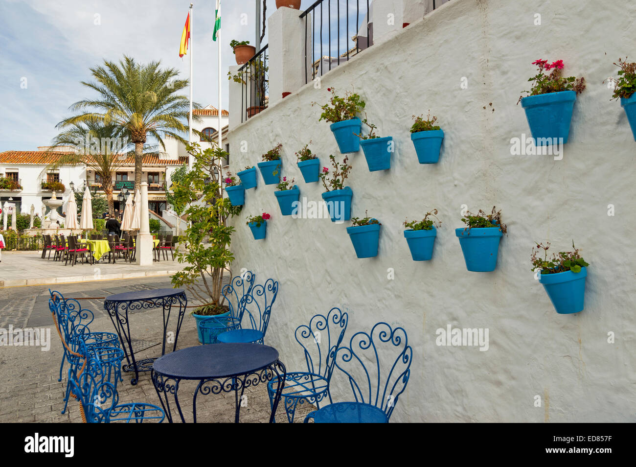 MIJAS PUEBLO andalousie espagne murs blancs POTS À FLEURS BLEU Tables et  chaises Photo Stock - Alamy