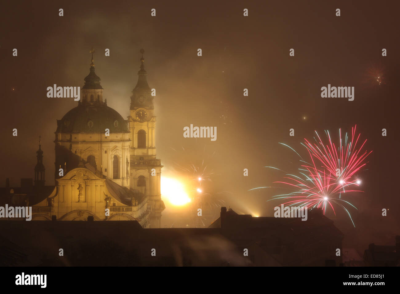 Prague, République tchèque. Le 31 décembre 2014. Nouvelle Année d'artifice au-dessus de l'église Saint Nicolas de Mala Strana à Prague, en République tchèque, le 31 décembre 2014. Banque D'Images