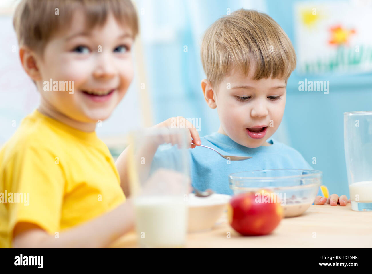 Consommer des aliments sains pour les enfants en maternelle Banque D'Images