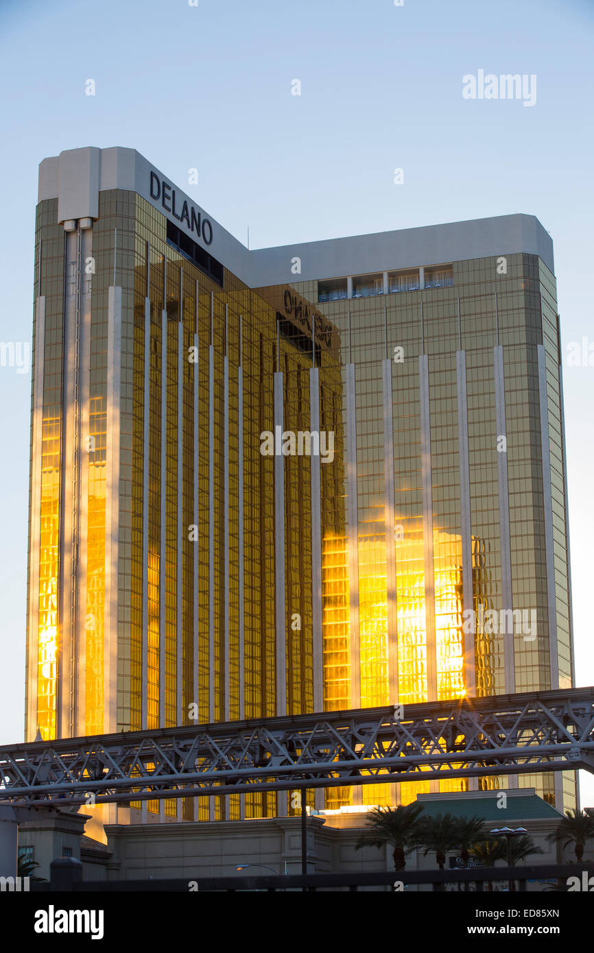 Delano à Las Vegas, Nevada, USA, probablement la plus insoutenable de la ville dans le monde, il utilise de grandes quantités d'eau au milieu d'un désert et de vastes quantités d'énergie pour alimenter cette plus prodigue des villes. Banque D'Images