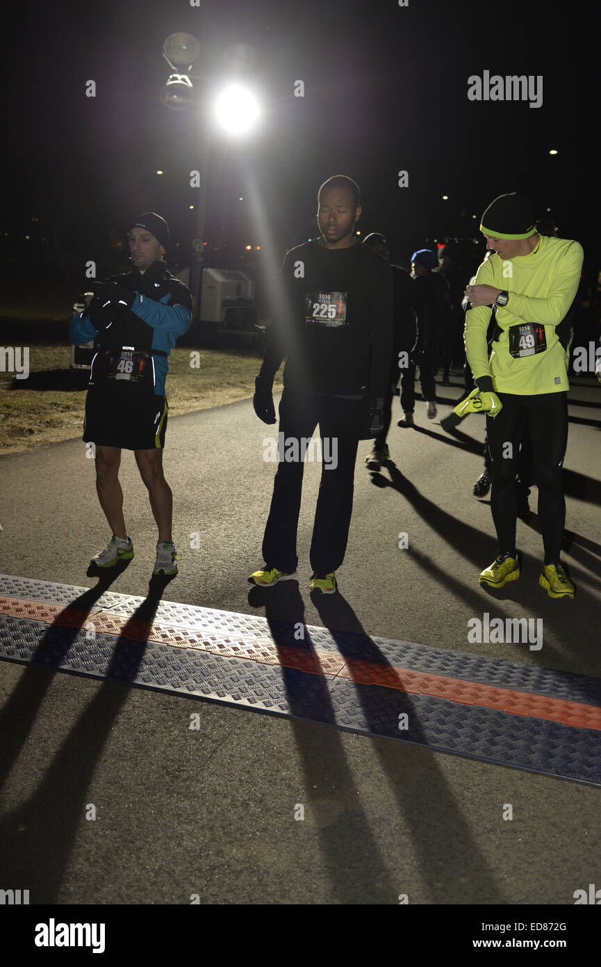 East Meadow, New York, USA. 31 Dec, 2014. Au centre est runner TERRY LOUIS de Deer Park, qui, au coup de minuit, s'exécute, puis de devenir la première place, dans un 5K la veille du Nouvel An à bord d'appuyer le Conseil de l'île sur l'alcoolisme et la toxicomanie (LICADD) au centre de la glace Twin Rinks à Eisenhower Park à Long Island. Un Skatin' New Year's Eve événement a commencé heures plus tôt et une Soirée du Nouvel An, ouverte aux coureurs, la famille et les amis a continué jusqu'à 2:30 © Ann Parry/ZUMA/Alamy Fil Live News Banque D'Images