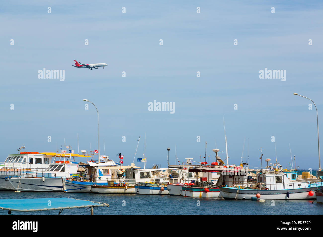 En approche sur avion de l'aéroport international de Larnaca Larnaca au port de pêche. Banque D'Images