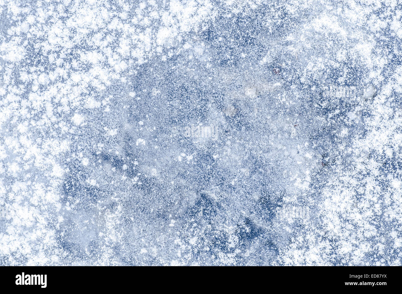 Les flocons blancs sur la glace bleue Banque D'Images