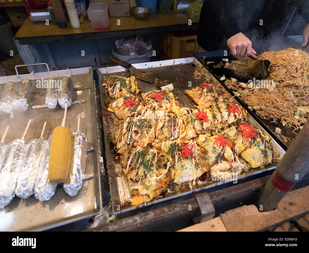 Fêtes de fin d'année au Sanctuaire de Futenma, à Okinawa, au Japon. 1er janvier 2015. Okonomiyaki servi jusqu'aux visiteurs. Crédit : Chris Wilson/Alamy Live News Banque D'Images