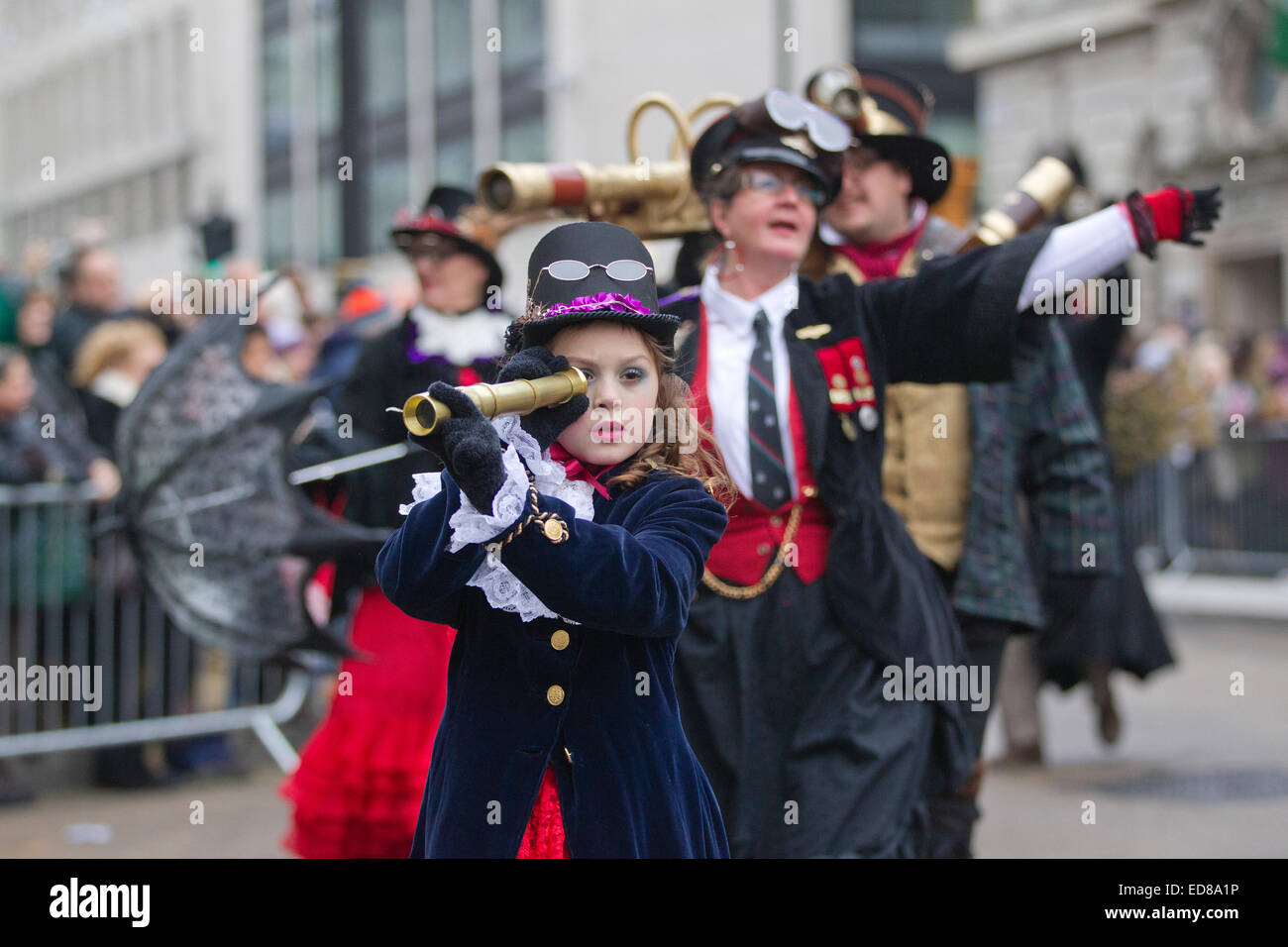 Londres, Royaume-Uni. 1er janvier 2015. London's défilé du Nouvel An 2015, London, England, UK "artistes interprètes ou exécutants en vertu de votre propre vapeur' à partir de la ville de Enfield Londres prendre part à la Parade du Nouvel An de 2015 avec son thème des transports de Londres 'en mouvement' avec fanfares, danseurs et une multitude de véhicules de toutes formes et tailles. Crédit : Jeff Gilbert/Alamy Live News Banque D'Images