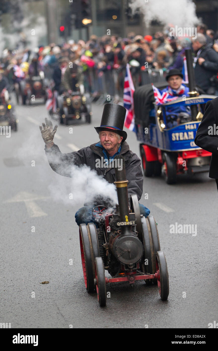 Londres, Royaume-Uni. 1er janvier 2015. London's défilé du Nouvel An 2015, Londres, Angleterre, RU Performers de bateaux à vapeur Miniature Charité vient prendre part à la London's Parade du Nouvel An 2015 avec son thème des transports de Londres 'en mouvement' avec fanfares, danseurs et une multitude de véhicules de toutes formes et tailles. Crédit : Jeff Gilbert/Alamy Live News Banque D'Images