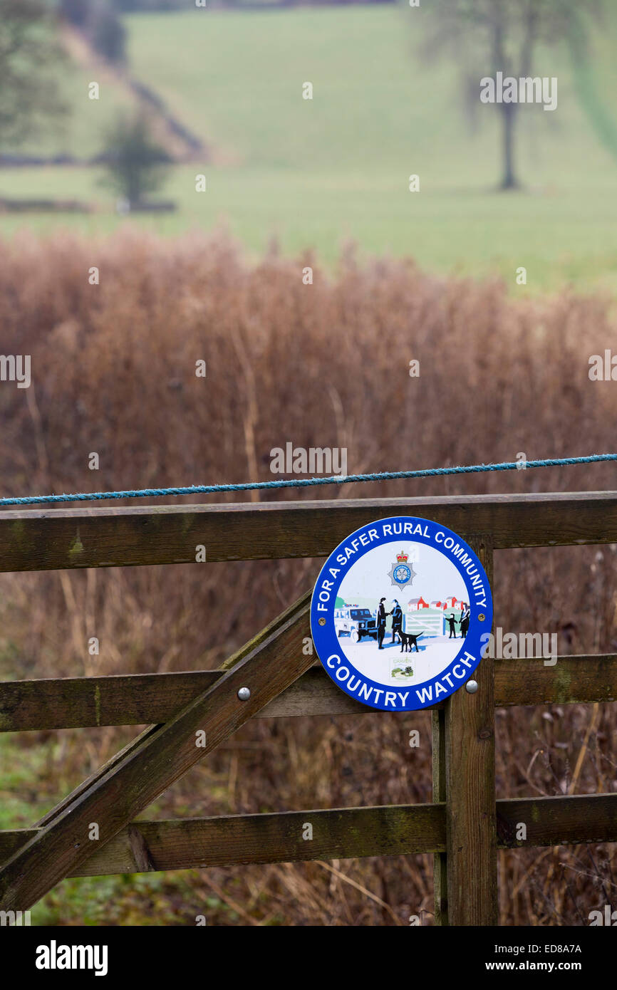 Regardez un pays signe sur un field gate près de Skipton, Yorkshire, UK. Banque D'Images