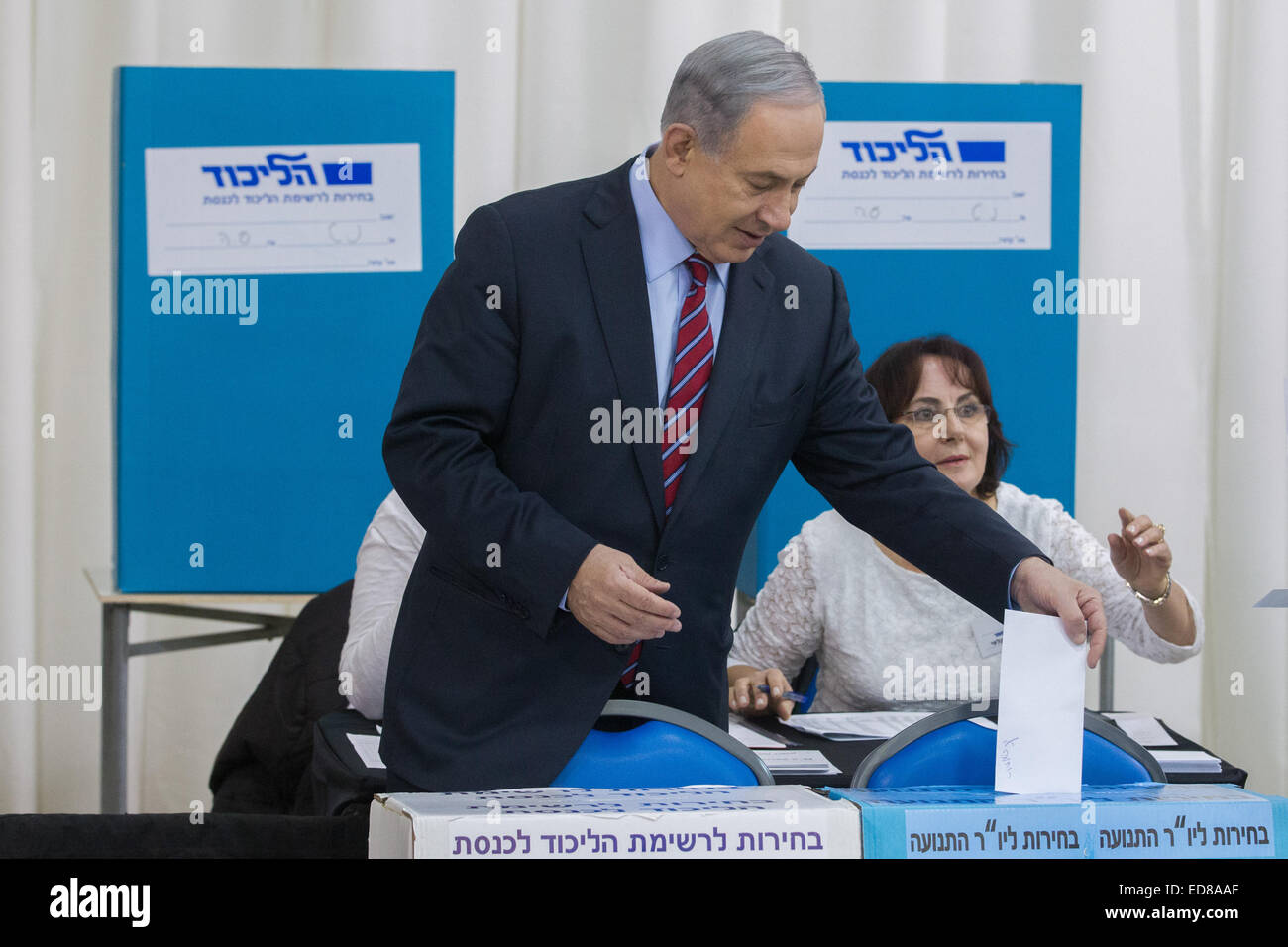 (150101) -- JÉRUSALEM, Janvier 1, 2015 (Xinhua) -- Le Premier ministre israélien et chef du Likoud Benjamin Netanyahu jette son bulletin comme le Likoud a ouvert les sondages pour ses élections primaires à Jérusalem, le 31 décembre 2014. Le Premier ministre israélien Benjamin Netanyahu va continuer à mener son parti du Likoud de droite, selon les premiers résultats de l'élections internes du parti qui a eu lieu mercredi. (Xinhua/JINI) (JL) Banque D'Images