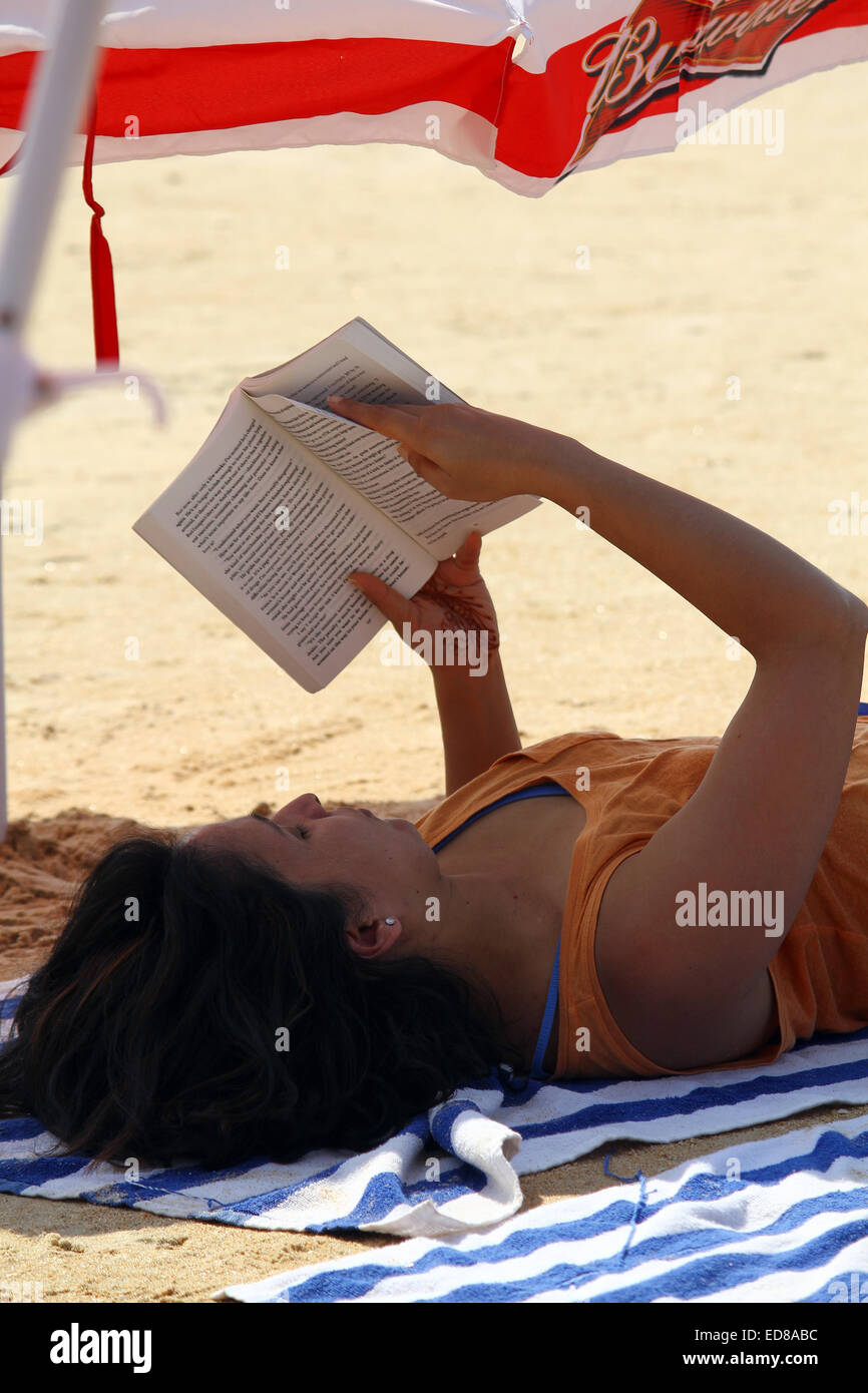 Une touriste lecture roman à utorda beach, gaoa Banque D'Images