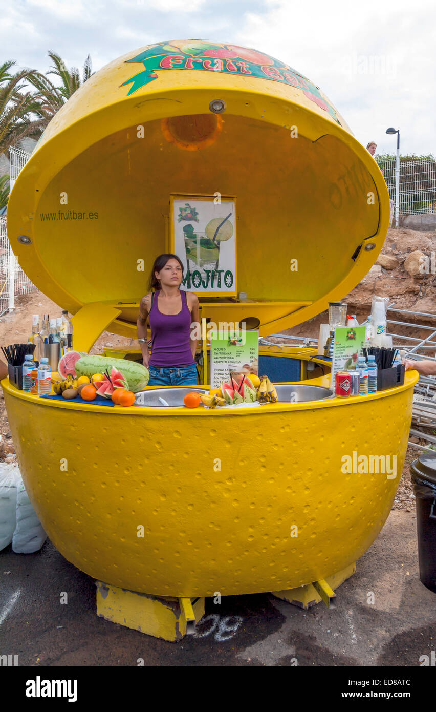 Une femme dans une cabine de verre de fruits frais à Los Cristianos market le plus grand marché de la comptabilité, Banque D'Images