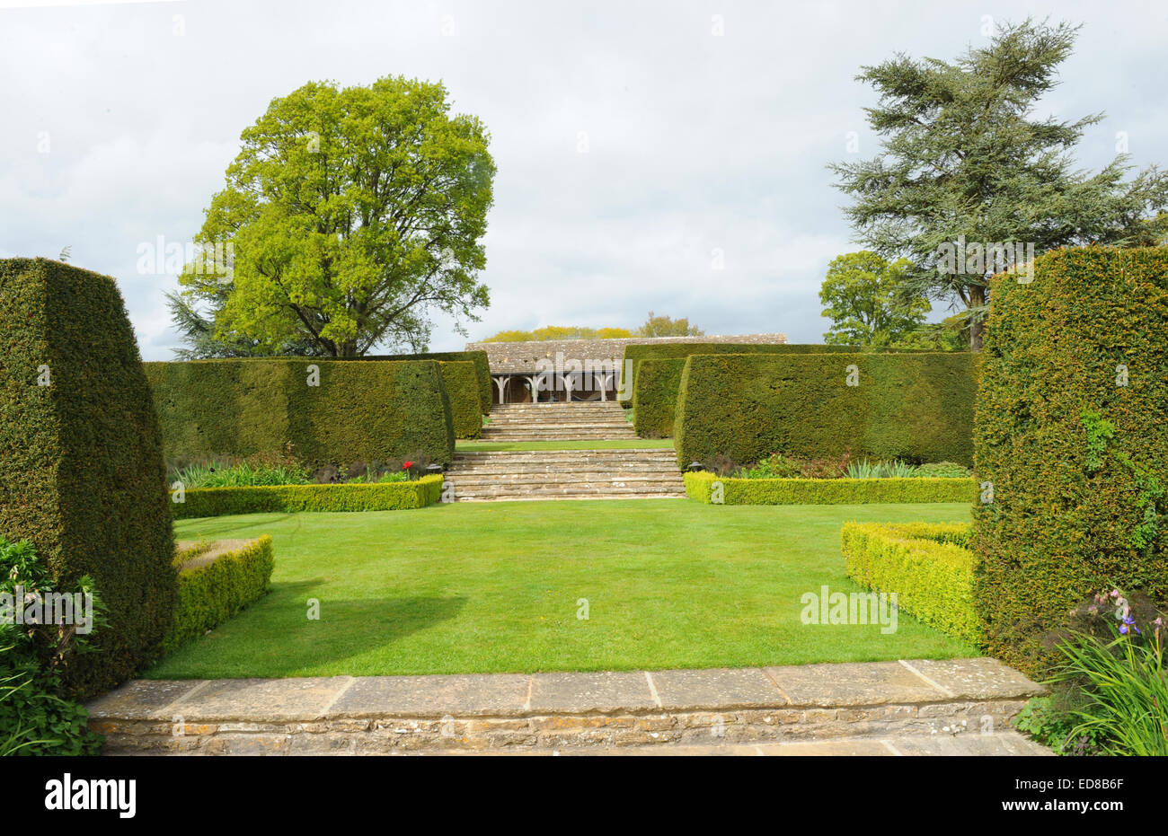 Vue sur Jardin à Whatley Manor dans les Cotswolds, près de Malmesbury, Wiltshire, England, UK Banque D'Images