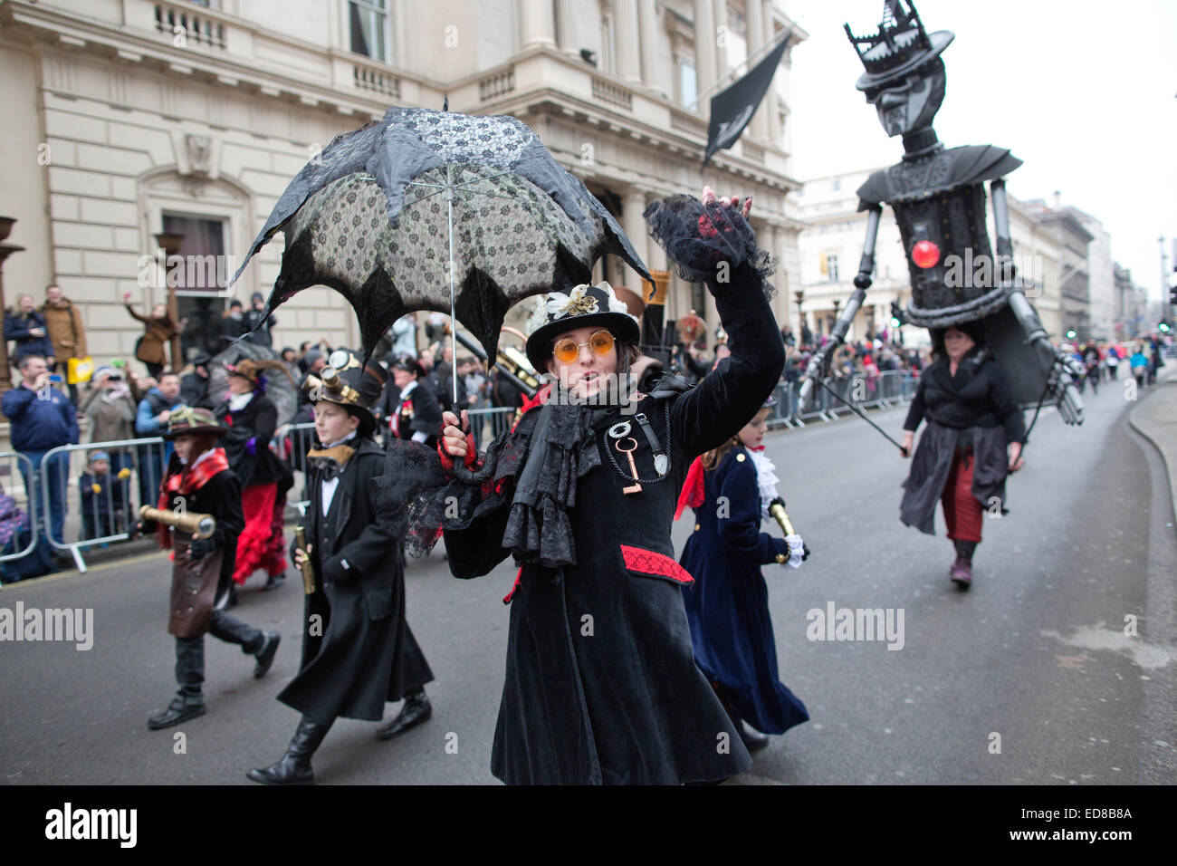 Londres, Royaume-Uni. 1er janvier 2015. London's défilé du Nouvel An 2015, London, England, UK "artistes interprètes ou exécutants en vertu de votre propre vapeur' à partir de la ville de Enfield Londres prendre part à la Parade du Nouvel An de 2015 avec son thème des transports de Londres 'en mouvement' avec fanfares, danseurs et une multitude de véhicules de toutes formes et tailles. Crédit : Jeff Gilbert/Alamy Live News Banque D'Images