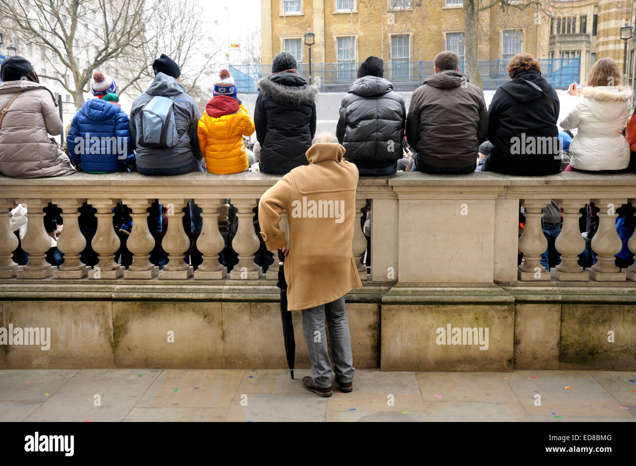 Londres, Royaume-Uni. 1er janvier 2015. Le défilé du Nouvel An de Piccadilly à la place du Parlement. Les gens à Whitehall essayant d'obtenir une vue Banque D'Images